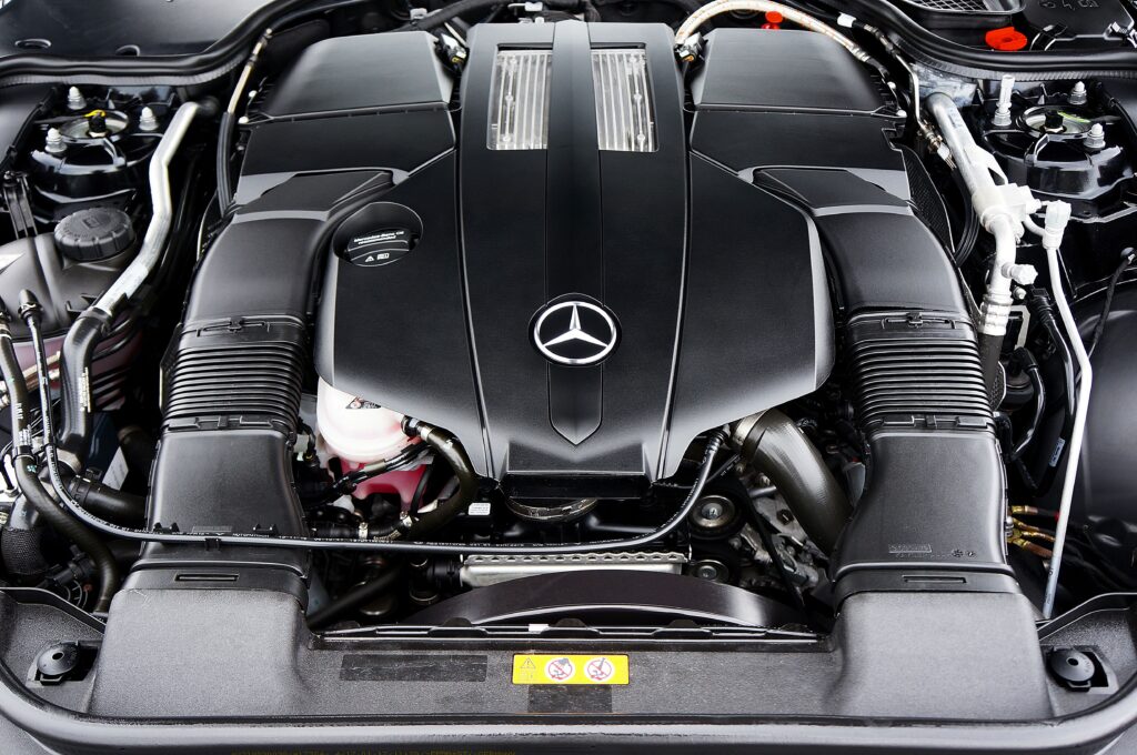 Motor Mercedes-Benz visto desde el vano motor