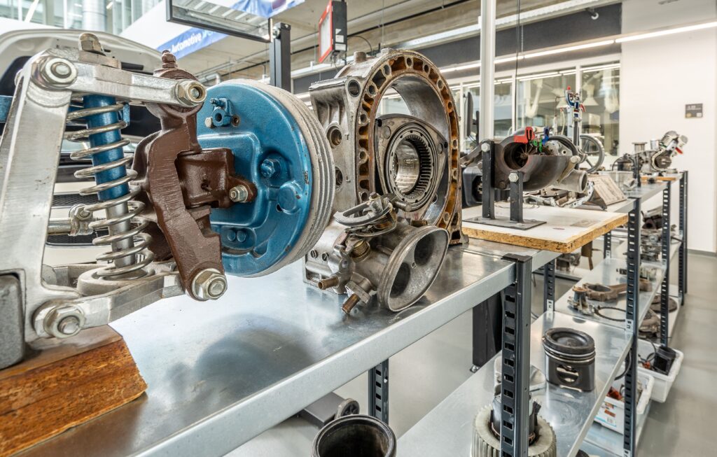 Motor diesel Ford desmontado en el taller