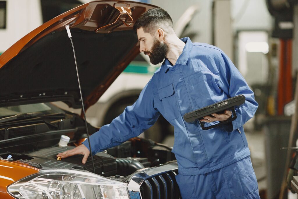 Mecanico revisando motor (Pexels, Gustavo Fring)